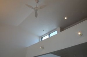 吹き抜けの天井に漆喰を塗っている事例